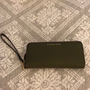 Michael Kors Wristlet — NWOT
